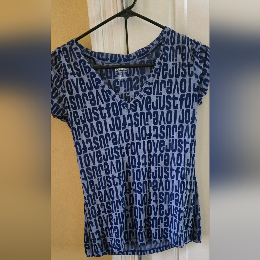 Express Womens Blue V-Neck Graphic Fitted Short Sleeve Blouse Just For Love EUC